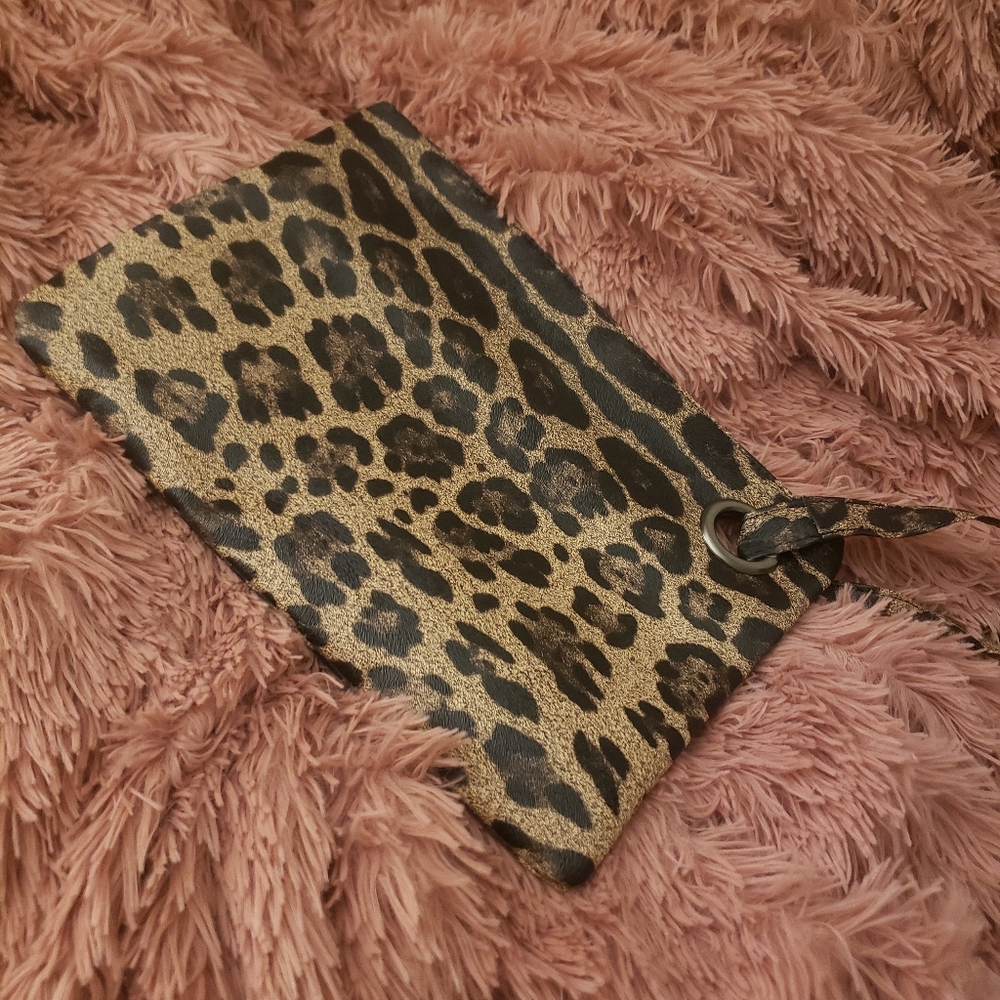 Leopard clutch